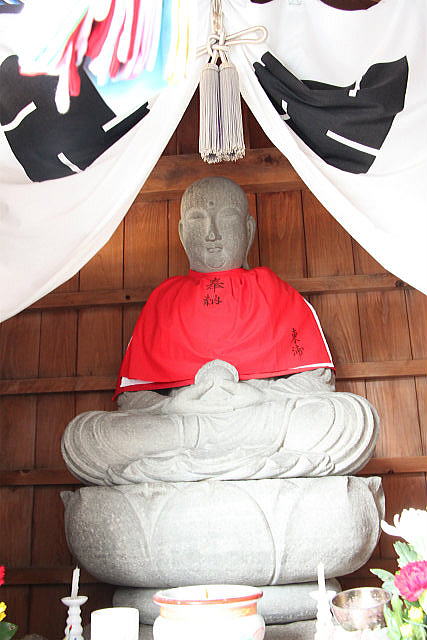 佐吉石仏か　日切地蔵坐像　奈良・斑鳩町役場前
